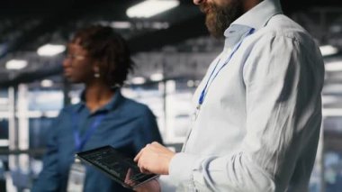 Veri merkezi endüstriyel platformdaki programcılar tablet üzerindeki kodları kontrol ediyorlar, yazılım güncellemeleri yapıyorlar. Sunucu çiftliği bilişim uzmanları işbirliği yapıyor, düzenleme paraşütleri ayarları, kamera B