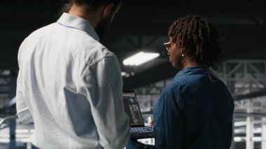 Veri merkezi yöneticisi, AI LLM görselleştirmesi kullanılarak yönetimin yaptığı işleri denetliyor. Sunucu ekip lideri ve işçi denetleme kuleleri güç makine öğrenme süreçleri, kamera B