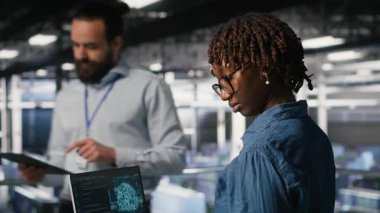 Veri merkezi çalışanları yapay zeka işleme görevlerini üstlenen ana bilgisayarlarda bakım yapıyorlar. Sunucu merkezi sistem yöneticileri, derin öğrenme eğitim iş akışını destekleyen depolama dizilerini yönetir, kamera B