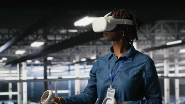 VR kulaklık takan Veri Merkezi yöneticisi yapay zeka sinirsel ağ teknolojisi kullanıyor. Donanım güncellemek için yapay zeka programlama dili ve sanal gerçeklik kullanan sunucu merkezi geliştiricisi, kamera B