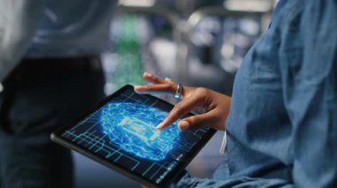 Sunucu çiftlik yönetimini altyapı yapay zeka öğrenme otomatikleştirmesi için tablet kullanarak kapat. Veri merkezi yazılım geliştiricisi yapay zeka kullanarak bakım yapıyor, kamera B