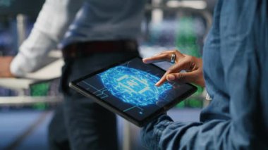 Tablet kullanarak veri merkezi mühendisliğini kapat. Yapay zeka işleme görevlerini yapan tırların bakımını yap. Sunucu merkezi bilgisayar bilimcisi derin öğrenme teknolojisini destekleyen depolama dizilerini yönetiyor, kamera B