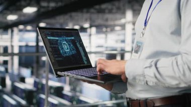 Sunucu odasında yapay zeka öğrenme otomatikleştirmesi yapan bilişim uzmanını kapat. Not defteri kullanarak veri merkezi yazılım geliştiricisi, donanım bakımını AI, kamera B kullanarak yapıyor