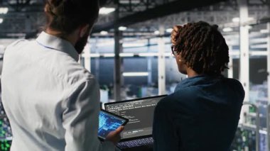 Sunucu çiftlik yöneticisi, altyapı yapay zeka öğrenme otomatikleştirmesi yapan işçileri denetliyor. Veri Merkezi ekip lideri yapay zeka kullanan çalışanları denetliyor, kamera B