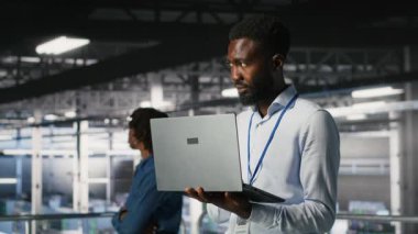 Sunucu merkezi IT profesyonel depolama dizilerini yöneterek derin öğrenme eğitimi çalışmalarını destekliyor. Endüstriyel platformdaki mühendis Yapay Zeka işleme görevleriyle ilgilenen sunucular üzerinde bakım yapıyor. Kamera B