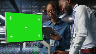 Veri merkezi meslektaşları yeşil ekran bilgisayarı üzerinde çalışıyor, depolama altyapısını güncelliyorlar. Bilgi işlem ekibi sunucu merkezindeki bilgisayar modelini kullanarak ağ teknolojisi ve kamera B ile dolu bir çalışma alanı kullanıyor.