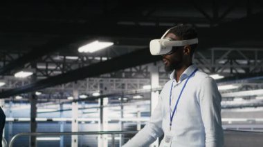 VR kulaklığı kullanarak sunucu teknolojisini güncelleyen bir mühendis, yazılım araçları kullanarak ekipmanları yapılandırıyor. Sanal gerçeklik kullanarak donanım analizlerini inceleyen sunucu merkezi çalışanı, kamera B