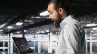 Sunucu odasındaki stresli teknisyenler kritik sistemleri hedef alan hack girişimi tespit ettikten sonra birbirleriyle kavga ediyorlar. Mühendislik ekibi üyeleri virüs aktivitesi tartışması yüzünden baskı altında, kamera B