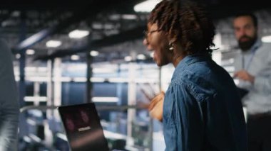 Bilgisayar ekranında kritik hata gördükten sonra veri merkezi programcısı panikliyor. Sunucu tarım işçisi düşük donanım performansına yol açan hatalar tarafından uyarıldı. Bu sırada sorun çözme sistemleri, kamera B