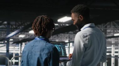 Veri Merkezi Mühendislik Ekibi, yapay zeka işleme görevleriyle ilgilenen tırlar üzerinde bakım yapıyor. Sunucu merkezi, depolama dizilerini yöneten iş arkadaşları, derin öğrenme eğitim iş akışlarını destekleyen kamera B