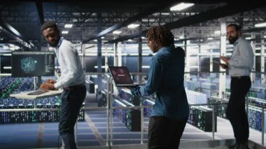 Hacklenmiş altyapı sistemlerini tamir etmeye çalışan endişeli işçiler. Veri merkezindeki panikleyen mühendisler bilgisayardaki fidye yazılımı uyarısına tepki veriyor. Acil müdahale protokolü, kamera A 'yı çalıştırmaya çalışıyorlar.