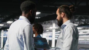 Sunucu çiftliği iş arkadaşları altyapı yapay zeka makinesini otomatik öğreniyor. Veri Merkezi bilgisayar bilimcileri sunucuları yapay zeka ve kamera B kullanarak korumak için işbirliği yapıyorlar.