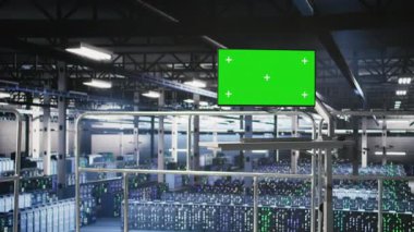 Otomatik veri merkezindeki endüstriyel platform çalışma istasyonu yeşil ekran monitöründe derin öğrenme kodu gösteriyor. Sunucu merkezi kroma anahtarı PC işletim istikrarını izleyen yapay zeka modelleri çalıştırıyor