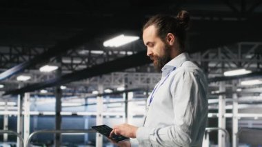 Veri Merkezi bilgisayar bilimcileri AI LLM görselleştirmelerini incelemek için aygıtlar kullanıyor. Sunucu merkezi mühendislik ekibi nöral ağ çıktılarını analiz ederek sabit dişli işlemlerini güvence altına alıyor