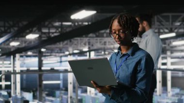 Veri merkezi yazılım geliştiricileri AI LLM görselleştirmelerini gözden geçirmek için aygıtlar kullanıyor. Bilişim uzmanları nöral ağ çıktılarını analiz etmek ve istikrarlı dişli işlemleri sağlamak için birlikte çalışıyorlar