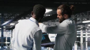 Veri Merkezi çalışanları iş birliği yapıyor, yapay zeka işleme görevleriyle ilgilenen tırların bakımını yapıyor. Sunucu merkezi yöneticileri beyin fırtınası yapıyor, derin öğrenme teknolojisini destekleyen depolama dizilerini yönetiyor, kamera B