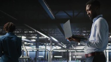 Veri merkezindeki teknisyenler yazılım güncellemelerini tamamladıktan sonra performans çıktılarını analiz ediyorlar. Sunucu merkezi mühendislik ekibi sunucu donanımı ayarları, kamera A