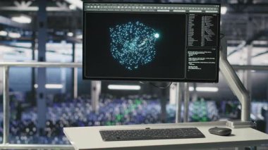 Otomatik veri merkezindeki endüstriyel platform çalışma istasyonu monitörde makine öğrenme kodu gösteriyor. Yapay zeka modellerini çalıştıran sunucu tarım sistemleri operasyonel istikrar ve algoritma verimliliğini izliyor