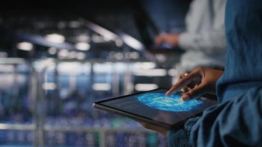 Tablet kullanarak veri merkezi mühendisliğini kapat. Yapay zeka işleme görevlerini yapan tırların bakımını yap. Sunucu merkezi bilgisayar bilimcisi derin öğrenme teknolojisini destekleyen depolama dizilerini yönetiyor, kamera A