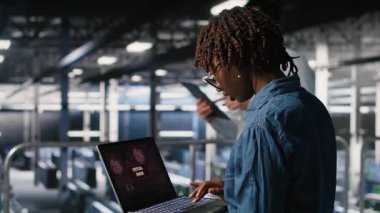 Veri merkezindeki teknisyen tanılama oturumu sırasında dizüstü bilgisayarında kritik hata olduğunu vurguladı. Endişeli bilişim uzmanı sorun çözme sistemi hatası altyapı performansını etkiliyor, kamera B