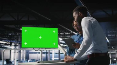 Veri merkezi meslektaşları yeşil ekran bilgisayarı üzerinde çalışıyor, depolama altyapısını güncelliyorlar. Bilgi işlem ekibi sunucu merkezindeki bilgisayar modelini kullanarak ağ teknolojisi ve kamera A ile dolu bir çalışma alanı kullanıyor.