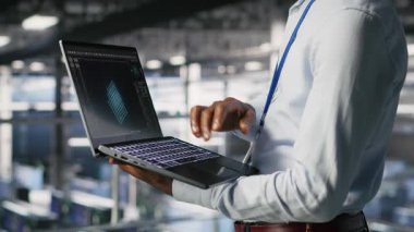 Sunucu merkezi çalışanları not defteri kullanarak büyük bir dil modeli mimarisi görselleştiriyorlar. Sanayi platformundaki veri merkezi teknisyenleri dizüstü bilgisayar kullanarak nöral ağ yazılım görevlerinde işbirliği yapıyorlar