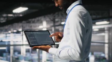 Veri merkezinde tablet görüntüleme programcısını kapat, bakım görevleri yap, en iyi performansı sağla. IT uzmanı aygıt üzerindeki kodu kontrol ediyor, dengeyi geliştirmek için yamalar uyguluyor, kamera B
