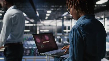 Bilgisayar ekranında kritik hata gördükten sonra veri merkezi programcısı panikliyor. Sunucu çiftlik çalışanı, sorun çözme sistemleri, kamera A, düşük donanım performansına neden olan hatalar tarafından uyarıldı