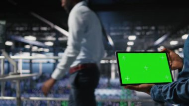 Veri merkezindeki yeşil ekran model tableti kullanarak sunucu teknolojisini güncelleyip ekipmanları yapılandıran mühendisi kapat. Sunucu odası yönetimi, krom anahtar aygıtı üzerindeki donanım analizlerini gözden geçiriyor, kamera A