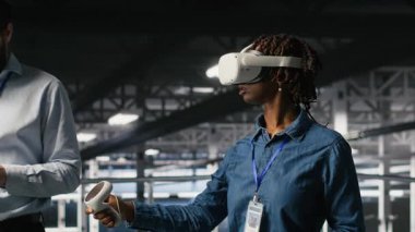 Sanal gerçeklik teknolojisi kullanarak veri merkezi endüstriyel platformunda mühendis performans çıktılarını analiz ediyor. Sunucu merkezi meslektaşları VR kulaklık teknolojisi, kamera B kullanarak sunucu sondaj ayarlarını inceliyor