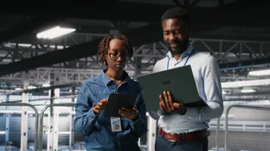 Veri merkezi çalışanları laptopta bakım görevleri yapıyor ve en iyi performansı sağlıyor. Tanıları gözden geçiren ve sunucu merkezine yama uygulayan takım arkadaşları, istikrarın arttırılması, kamera B