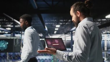 Sunucu odasındaki stresli teknisyenler kritik sistemleri hedef alan hack girişimi tespit ettikten sonra birbirleriyle kavga ediyorlar. Makine dairesi üyeleri virüs aktivitesi tartışması yüzünden baskı altında, Kamera A