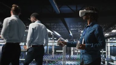 VR kulaklık takan Veri Merkezi yöneticisi yapay zeka sinirsel ağ teknolojisi kullanıyor. Donanım güncellemek için yapay zeka programlama dili ve sanal gerçeklik kullanan sunucu merkezi geliştiricisi, kamera A