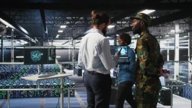 Ordu teknisyenleri komuta merkezindeki sunucu odasında siber tehditleri tespit etmek için yapay zeka kullanıyorlar. Askeri veri merkezi uzmanları, savunma sistemleri ve kamera A 'yı korumak için yapay zeka tespit yazılımı kullanıyorlar.