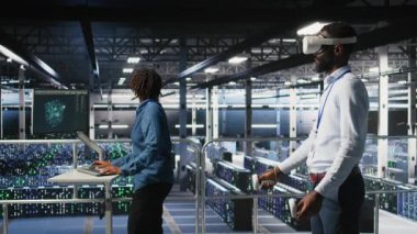 Sanayi platformundaki veri merkezi programcıları sanal gerçeklik teknolojisini kullanarak görevlerde işbirliği yapıyorlar. Sunucu odası uzmanları VR kulaklık kullanarak büyük dil modeli mimarisini görselleştiriyorlar