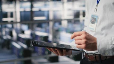 Tablet üzerinde bakım görevleri yapan veri merkezi yazılım geliştiricisini kapatın ve en iyi performansı sağlayın. İşçi tanıları gözden geçirir ve sunucu merkezi ekipmanlarına yama uygular, kamera B