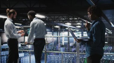 Veri merkezi çalışma arkadaşları, hataları tespit etmek ve beyin fırtınası yapmak için ekipmanlara tanı koyuyorlar. Mühendislik ekibi, sondaj kulesinin kapatma süresini en aza indirmesini engelliyor. Kamera A