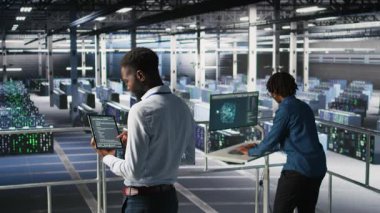 Endüstriyel platformdaki veri merkezi programcıları kod hatlarını kontrol ediyor, görevlerde işbirliği yapıyorlar. Sunucu merkezi bilişim uzmanları tablet ve PC kullanarak büyük dil model mimarisini görselleştiriyorlar