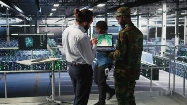 Savaş sırasında savaş alanını denetlemek için dizüstü bilgisayar tarayıcı araçları kullanan askeri bilişim uzmanları. Ordu veri merkezi iletim analizi ve canlı İHA sistem izleme, kamera A