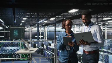 Veri merkezi, hataları tespit etmek için sistem izleme araçları kullanarak, beyin fırtınası yaparak ekipman üzerinde tanı koyuyor. IT uzmanları arızayı önlemek ve durmayı en aza indirmek için birlikte çalışırlar, kamera A