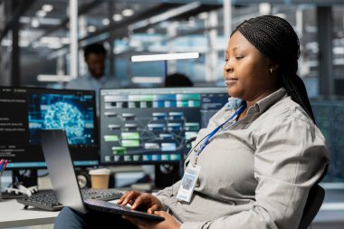 Bilgisayardaki yapay zeka sinirsel ağları kullanarak veri merkezi yönetimi. Dizüstü bilgisayarda yapay zeka programlama dilini kullanan sunucu odası uzmanı, özelleştirilmiş donanım yapılandırması