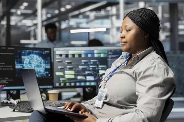 Bilgisayardaki yapay zeka sinirsel ağları kullanarak veri merkezi yönetimi. Dizüstü bilgisayarda yapay zeka programlama dilini kullanan sunucu odası uzmanı, özelleştirilmiş donanım yapılandırması