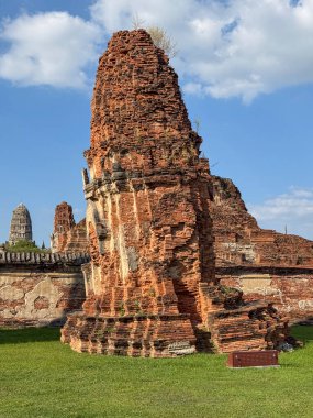 Wat Maha 'nın nefes kesici manzarası. Budist tapınağı güneş ışığında inşa ediliyor. Tayland' ın ünlü tarihi yapısına hayran kalarak. Ruhani ve kültürel turistik cazibe.