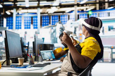 Güneş paneli teknisyeni yenilenebilir enerji ve metaevren için jeneratör yapmak için VR gözlük kullanıyor. Sanayi fabrikası mühendisi sanal gerçeklik teçhizatı ve üretim kullanarak güneş enerjisi üretiyor.