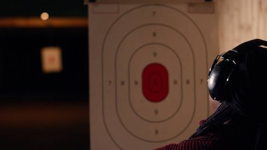 Atış poligonundaki arkadaşlar eğlence amaçlı atış yapıyor, kağıt hedefleri anımsamak için mekanizmaya basıyorlar. Tabancayla eğitim gören insanlar, keskinleştirme becerileri, boğa güreşçilerinden alınan kontrol puanları, kamera B