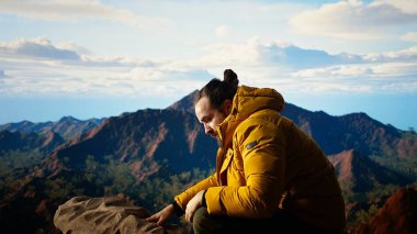Beceriksiz dağ yürüyüşçüsü dikkatsizlikten telefonunu düşürüyor, donanımsız gezgin dikkatsizlikten ve pervasızlıktan telefonunu kaybediyor. Doğada teknolojiye takıntılı modern bir insan. Kamera A.