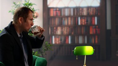 Çeşitli beyefendiler başarılı bir müzakere turundan sonra kadeh tokuşturup kadehlerini kaldırarak toplantıyı iki yaşlı ve zengin üye arasında verimli bir ortaklıkla bitirdiler. Kamera B.