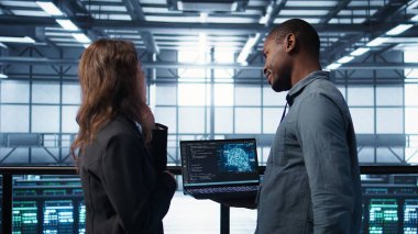 Bilgisayar kullanarak veri merkezinde yazılım geliştiriciler, yapay zeka öğrenme modelleri kullanıyorlar. Yapay zeka altyapı ihtiyaçlarını karşılamak için not defteri kullanan işçiler, kaynak tahsis etmek, kamera B