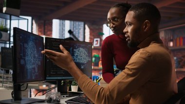 Teknisyenlerden oluşan bir ekip yapay zeka geliştirme ajansındaki verileri analiz eden makine öğrenme modelleri oluşturuyor. Yapay Zeka 'daki bilişim işçisi ve iş arkadaşı programı uygulamaları, kamera A' yı oluşturmak için başlatıldı.