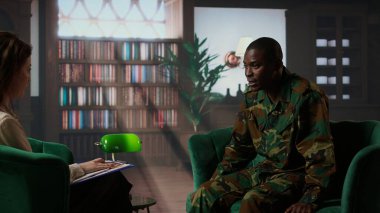 Askeri savaş gazisi, savaş korku sahneleriyle ilgili savunmasız bir durumda. Askerlerini kaybettikten sonra ağlıyor ve hayal kırıklığına uğruyor. Askerler travmatik deneyimleri tartışıyor. Kamera A.